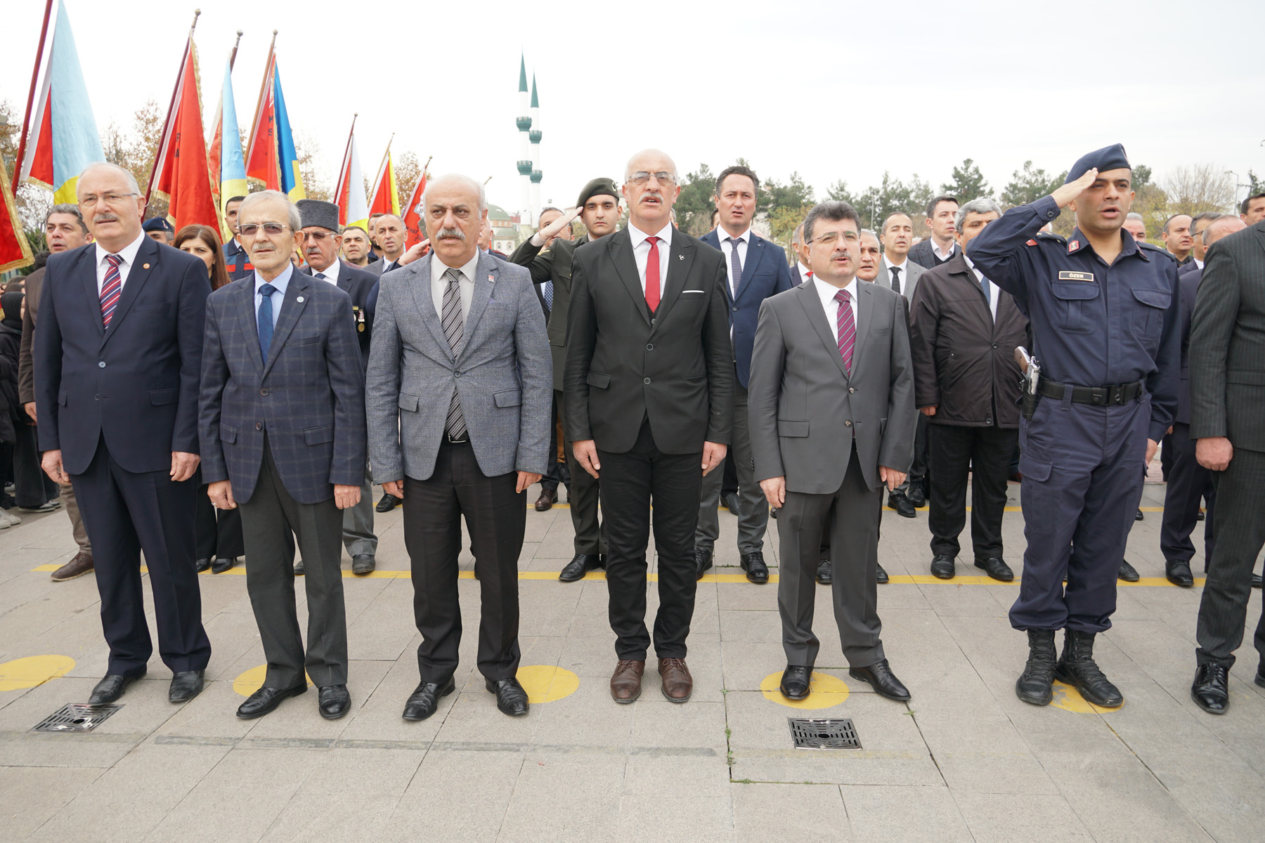 Bafra'da Öğretmenler Atatürk anıtına çelenk bıraktı