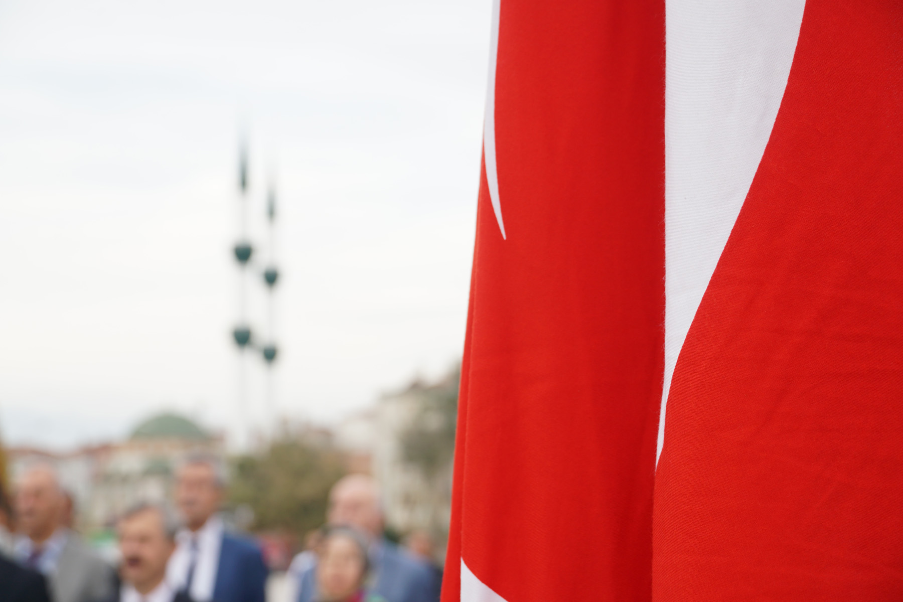 Bafra'da Öğretmenler Atatürk anıtına çelenk bıraktı