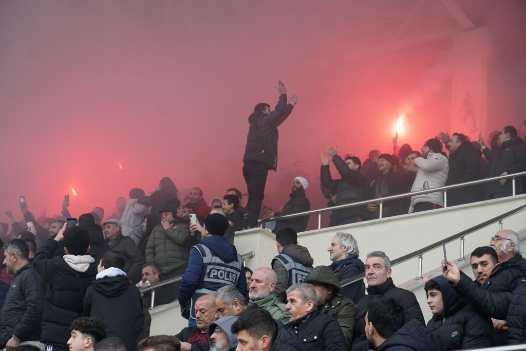 Cadde taraftar grubundan  tribün show